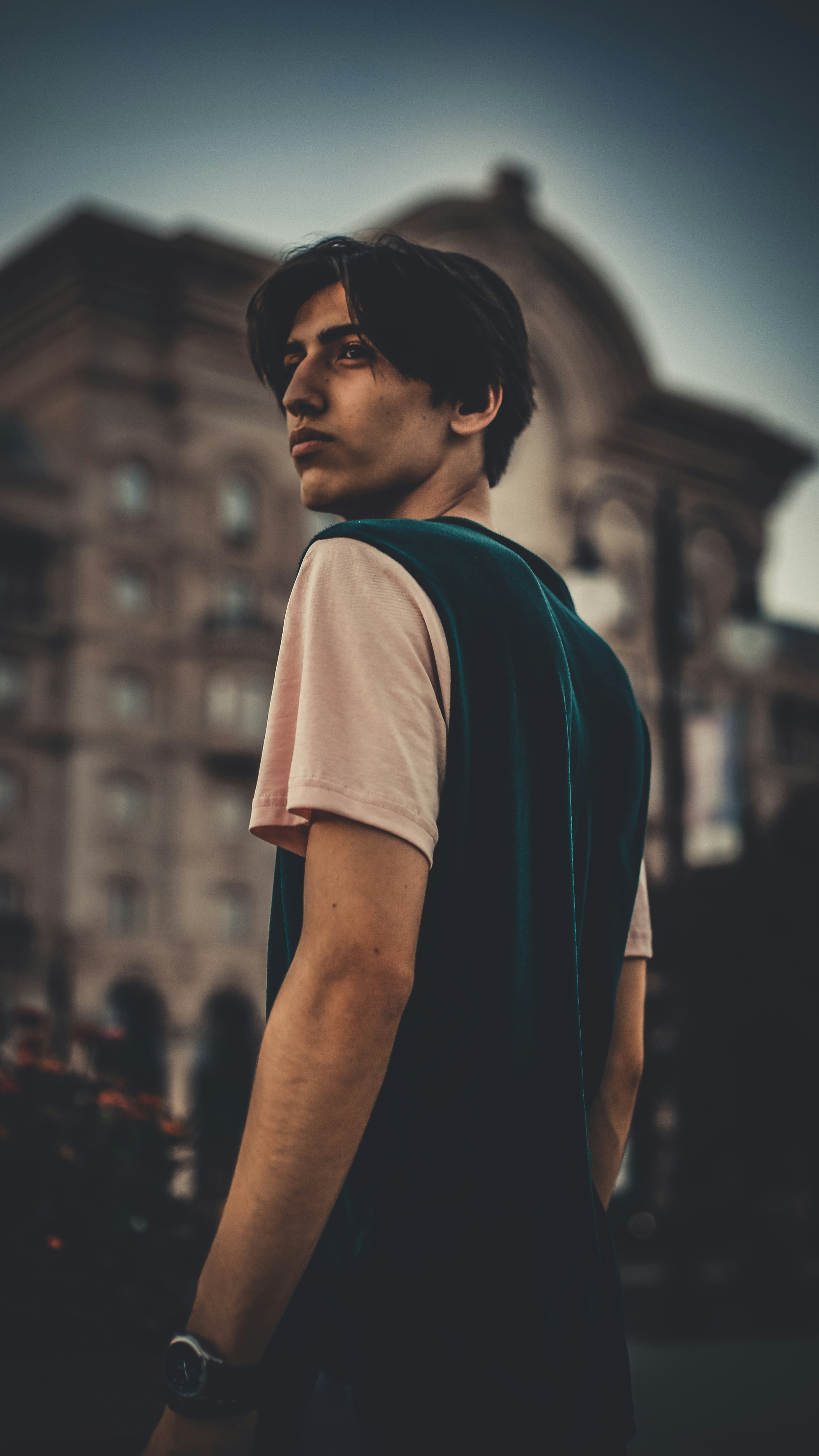 Homme en T-shirt blanc et noir debout