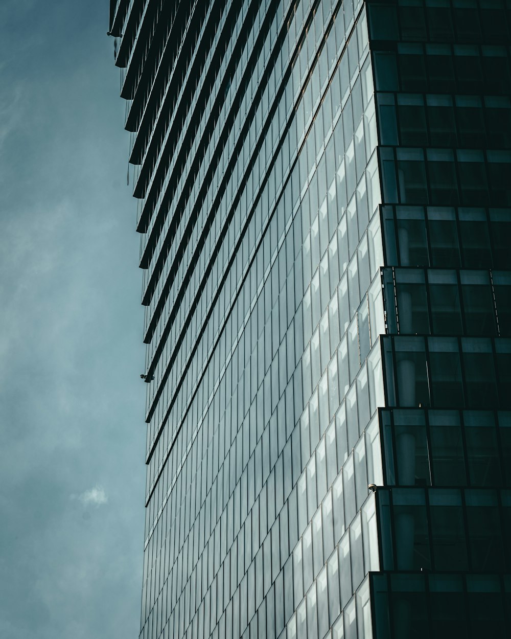 edifício de concreto cinza sob céu nublado durante o dia