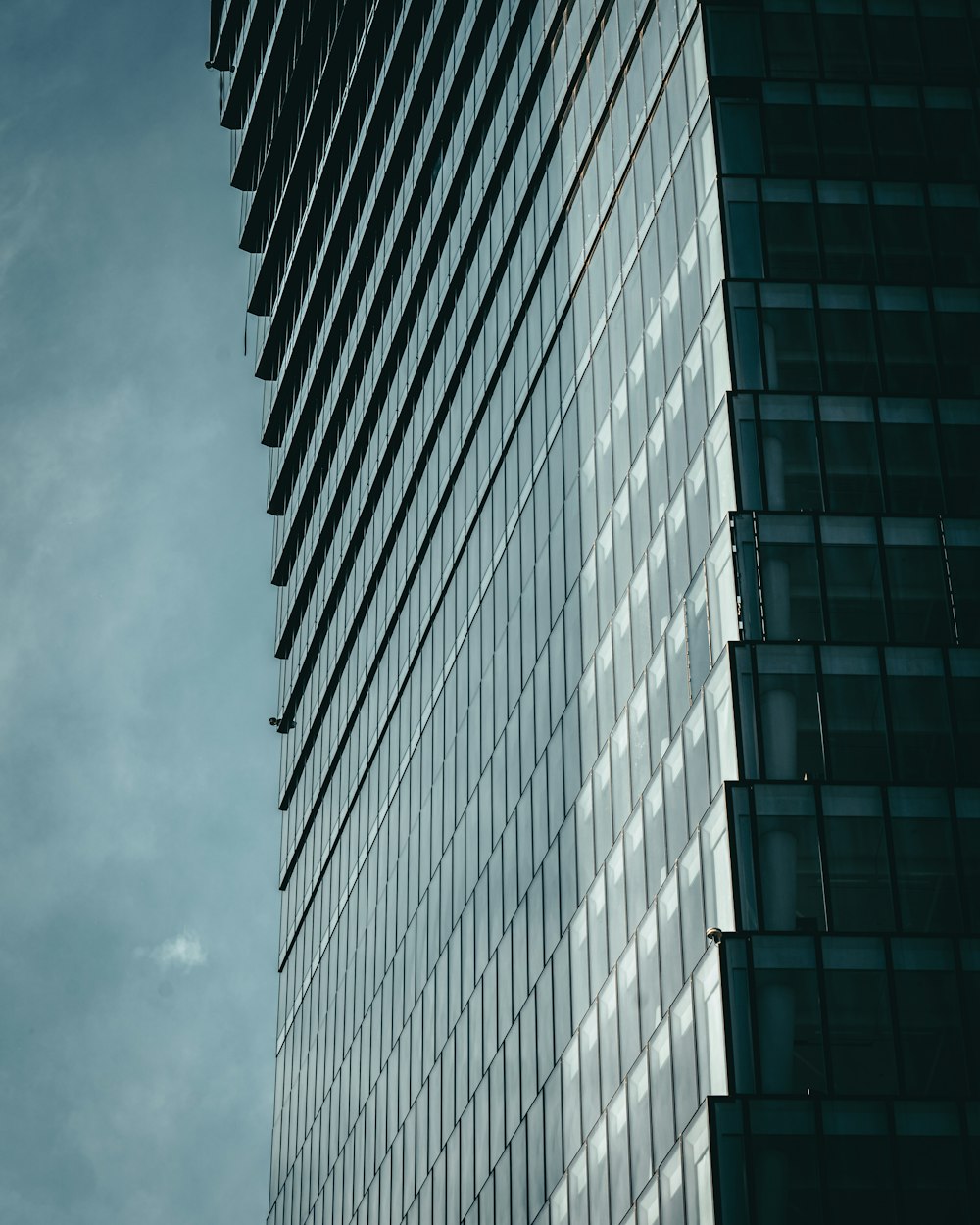 Edificio de hormigón gris bajo el cielo nublado durante el día