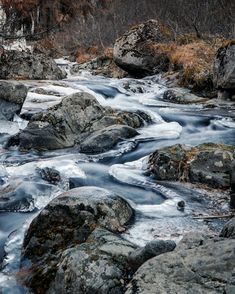 L’eau tombe sur le rivage rocheux pendant la journée