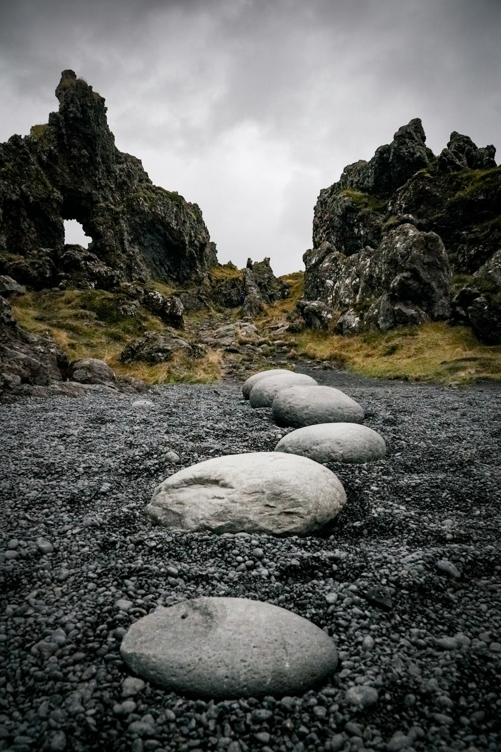 weiße Felsen auf grauem felsigem Boden