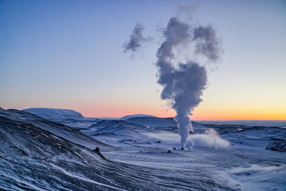 nubes blancas sobre la montaña cubierta de nieve