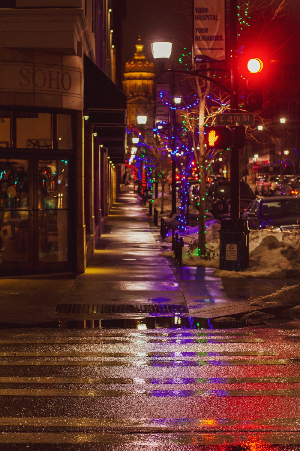 rua da cidade com luzes durante a noite
