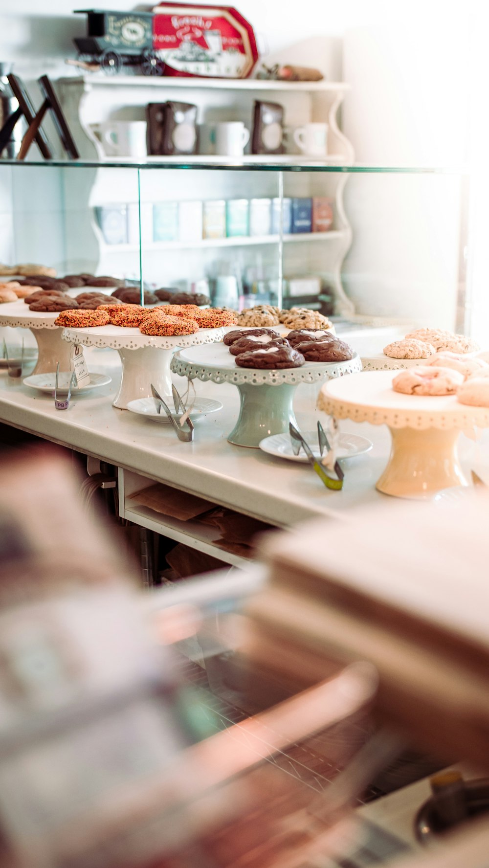 cupcakes em pratos de cerâmica branca na mesa branca