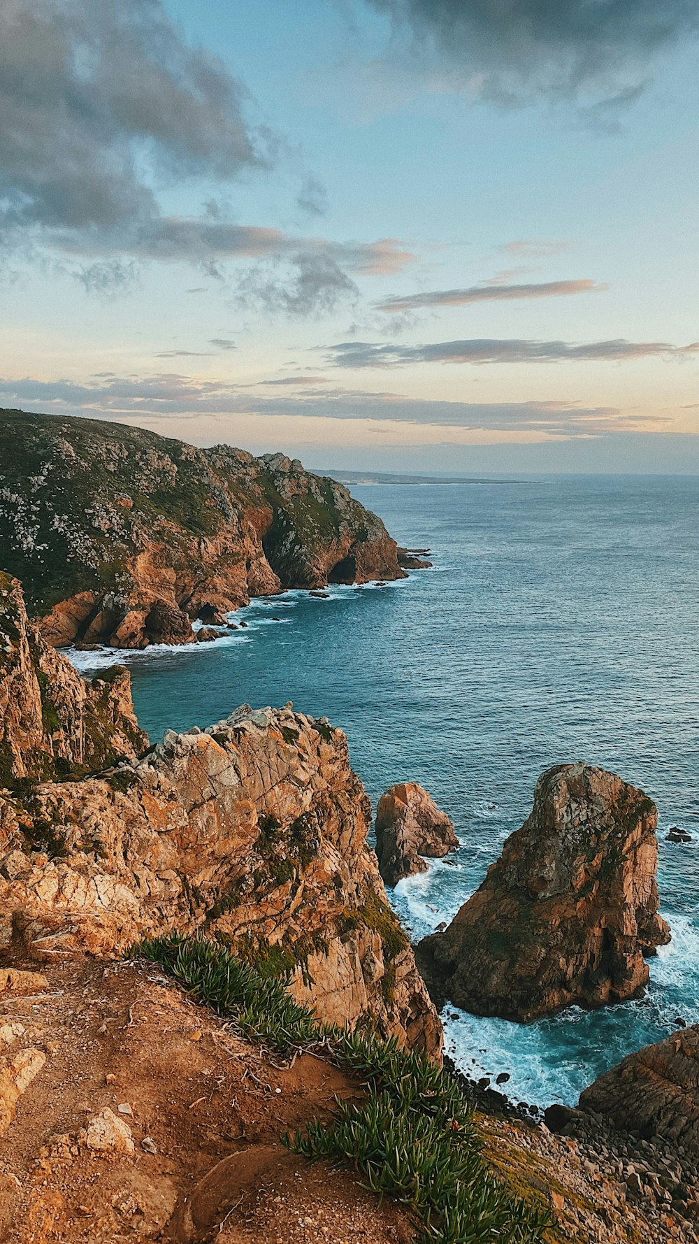 Formation rocheuse brune sur la mer pendant la journée