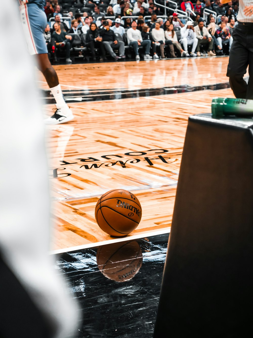 Brauner Basketball auf braunem Holzboden