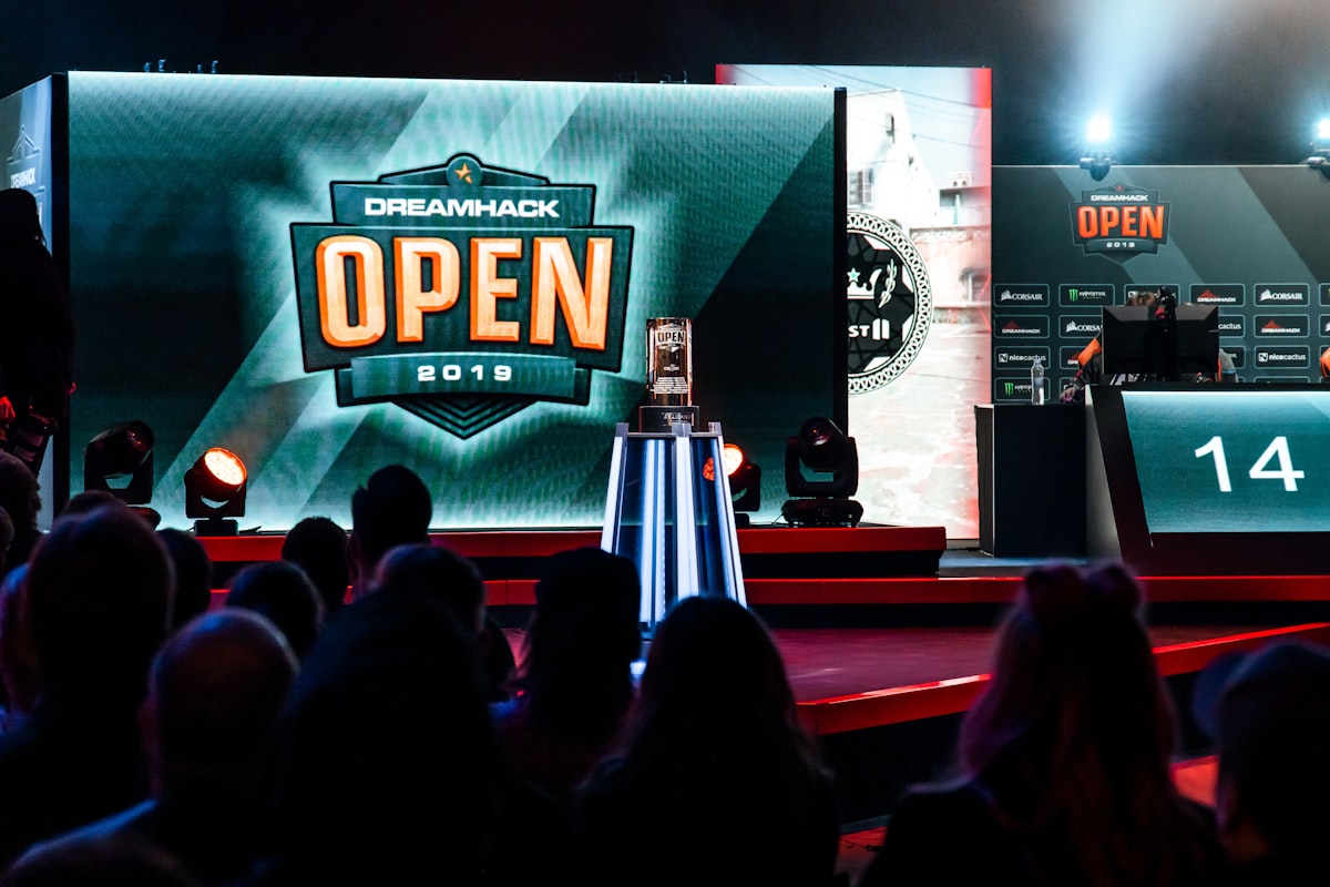 Público e troféu de Counter-Strike em LAN DreamHack — o circuito de CS2 da EWC e dos Majors