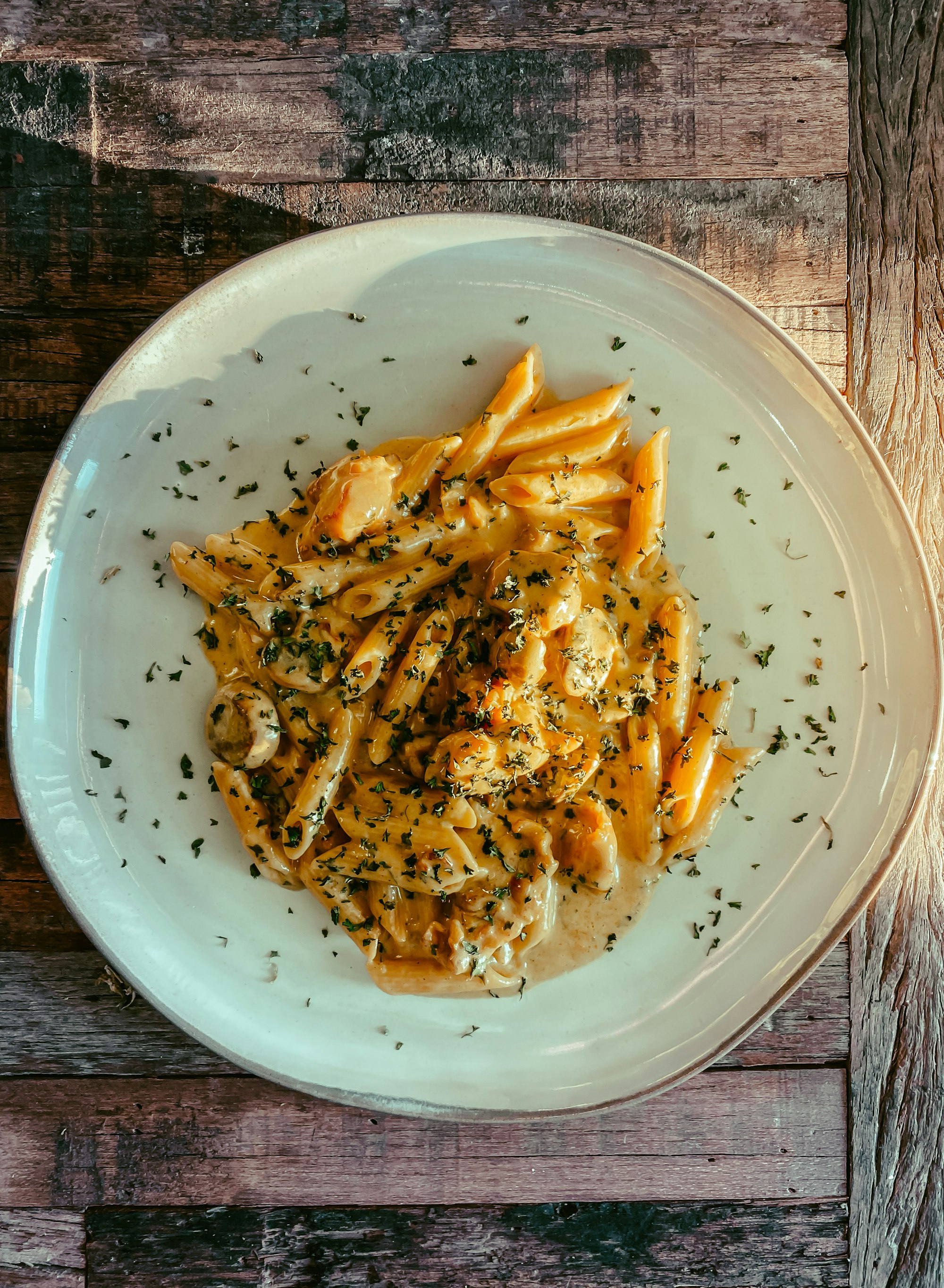 A creamy Chicken Curry Pasta served with parsley.