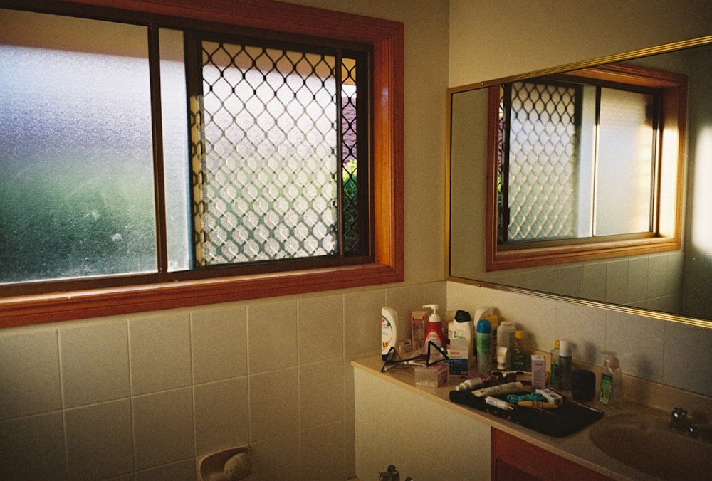 Fenêtre en verre encadrée en bois brun