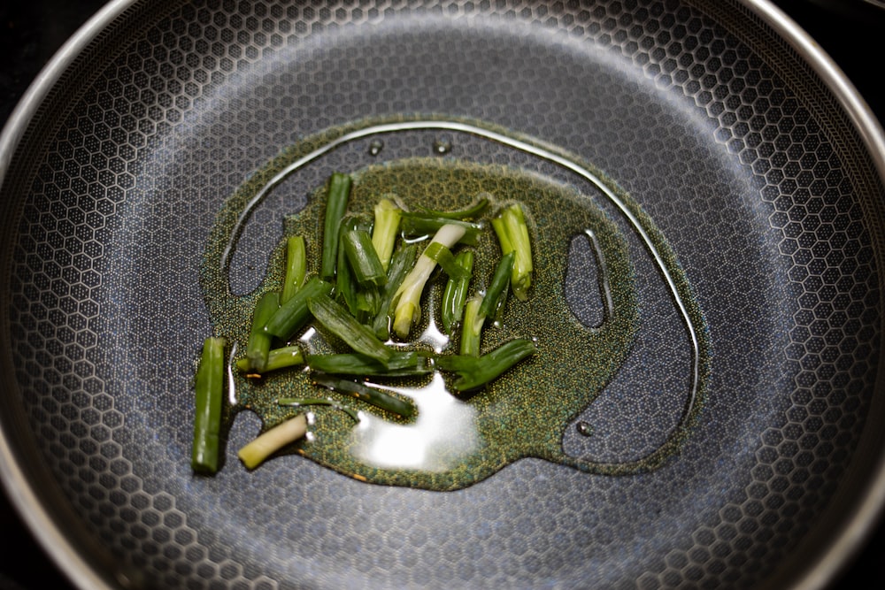 verdura verde su piatto rotondo in acciaio inox