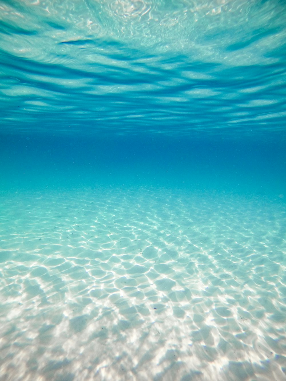 specchio d'acqua blu durante il giorno