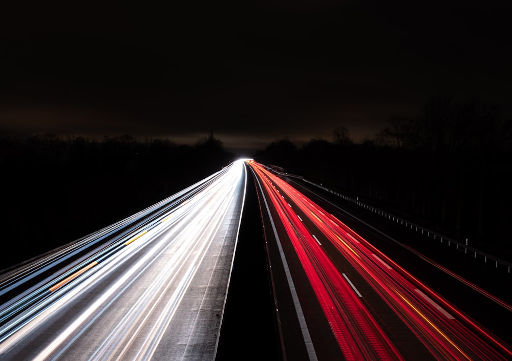 fotografia de lapso de tempo de carros na estrada durante a noite