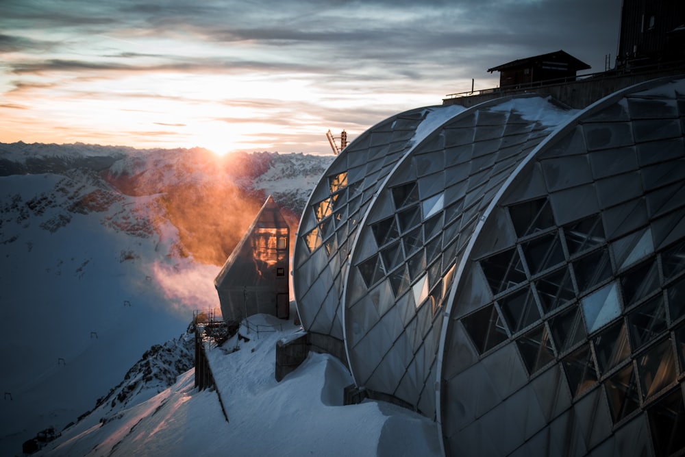 bâtiment en verre recouvert de neige pendant la journée