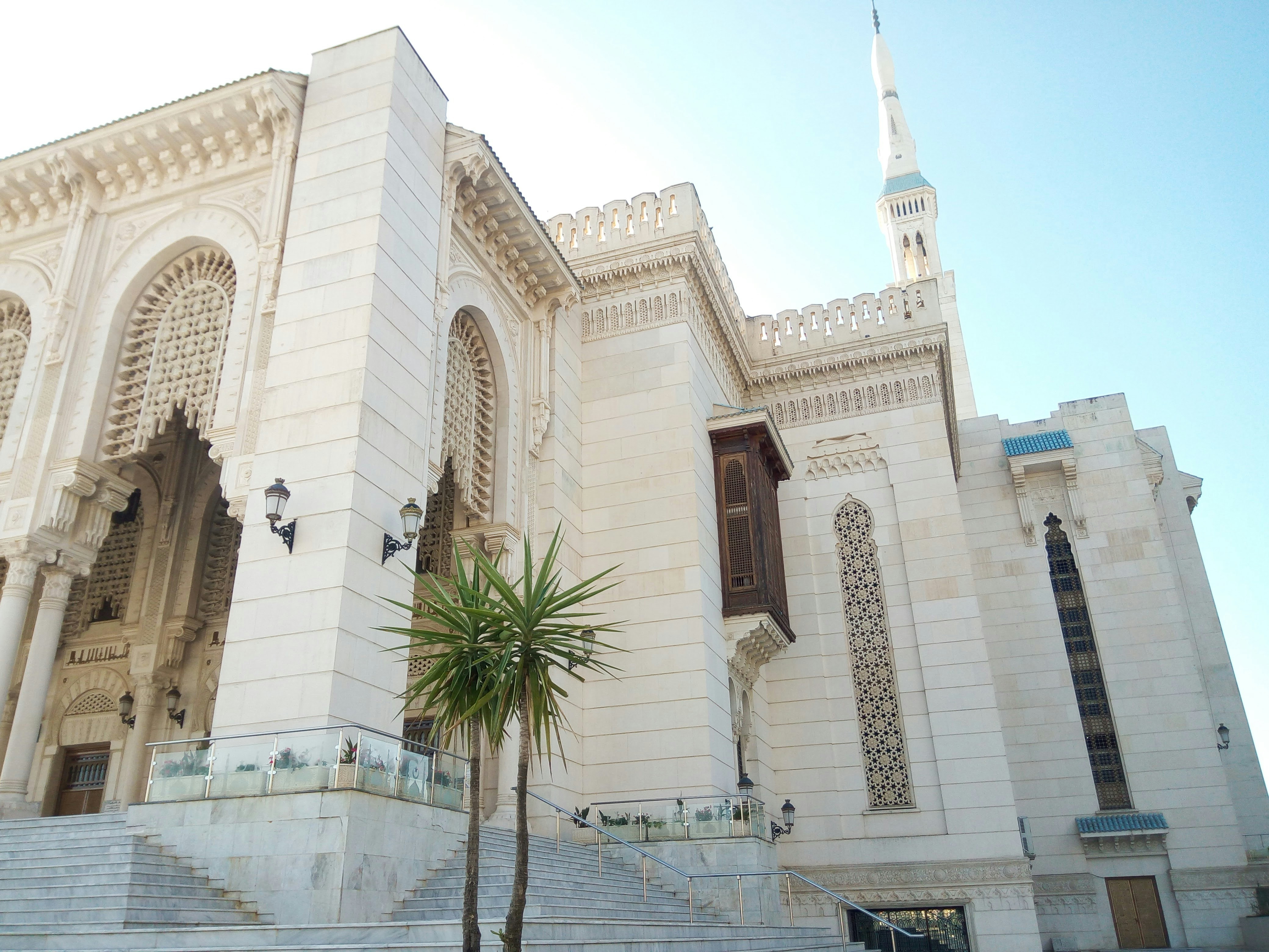 مبنى إسلامي بالقرب من النخيل