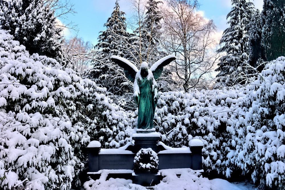 Une statue d’un ange entouré de neige