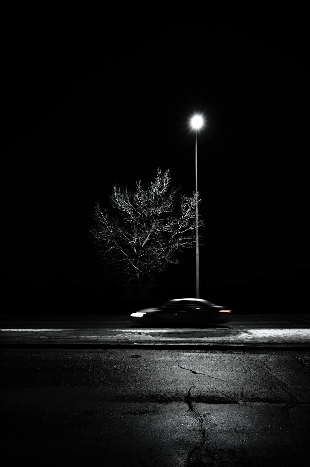 Schwarzes Auto nachts auf der Straße