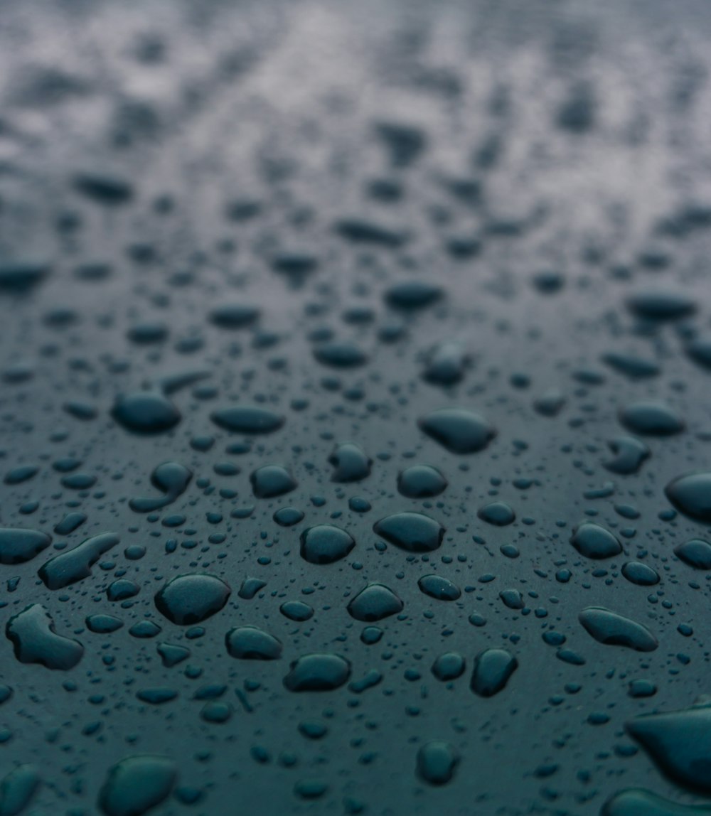 gouttelettes d’eau sur la surface bleue