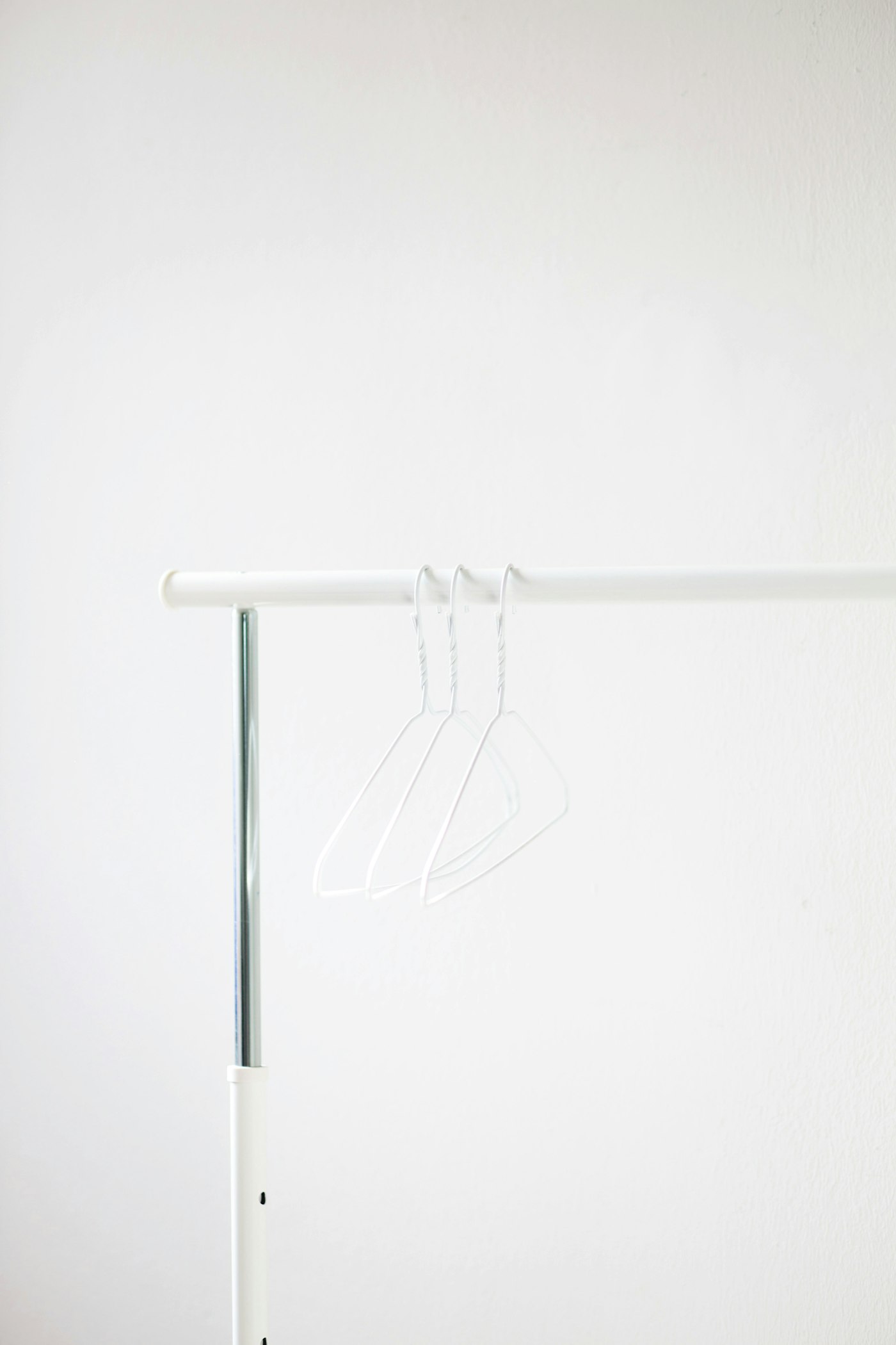 Minimalistické věšáky připravené na styling