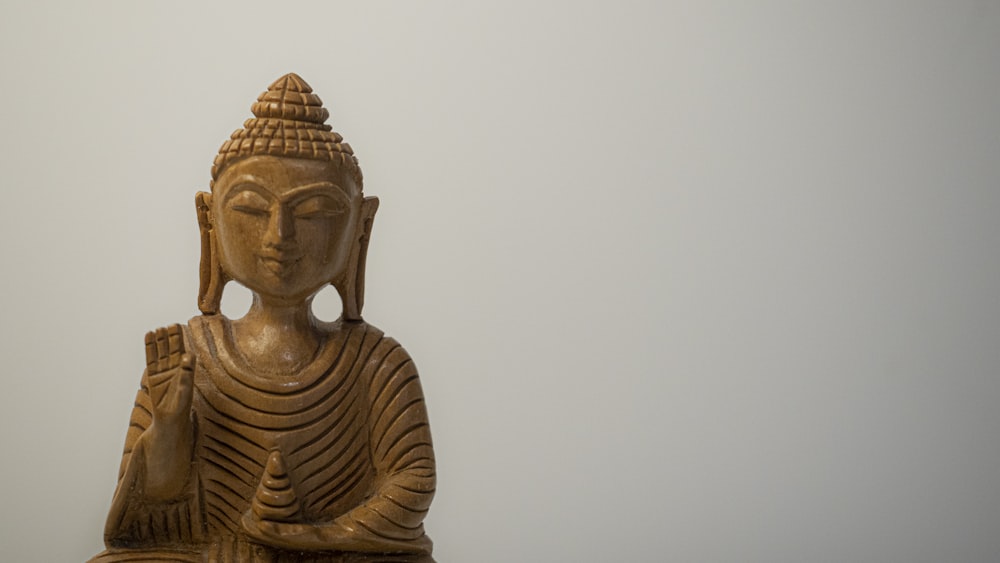 Goldene Buddha-Statue tagsüber