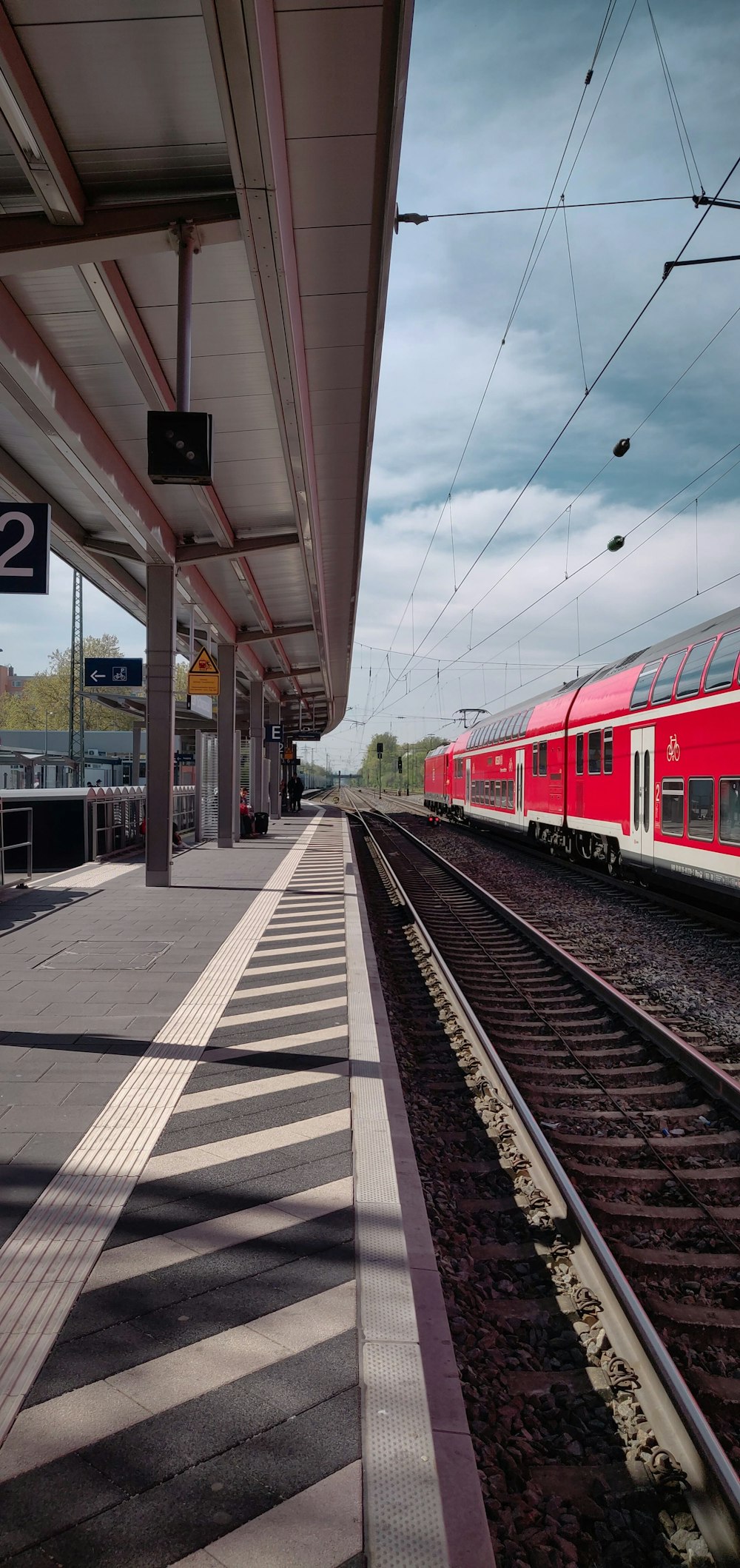 Tren rojo y blanco en la estación de tren durante el día