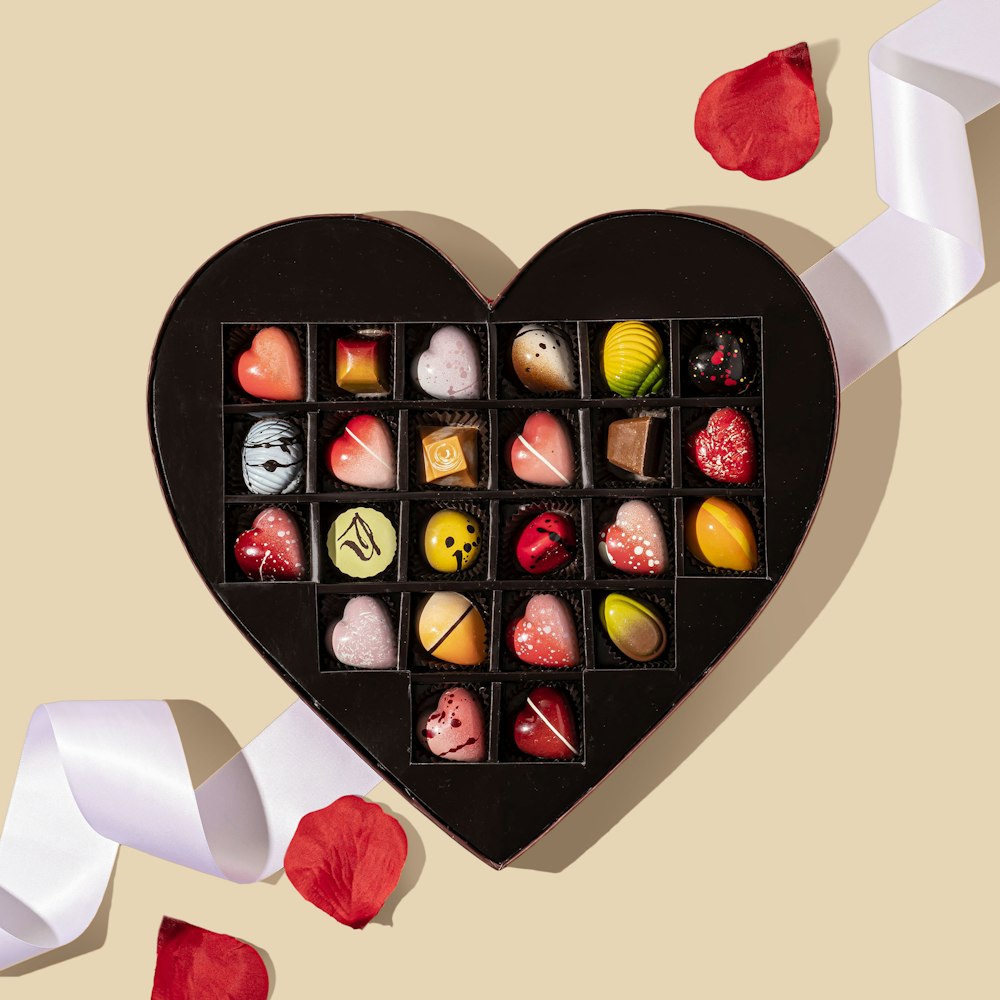 Bonbons en forme de coeur rouge et jaune et rouge en forme de cœur dans la boîte