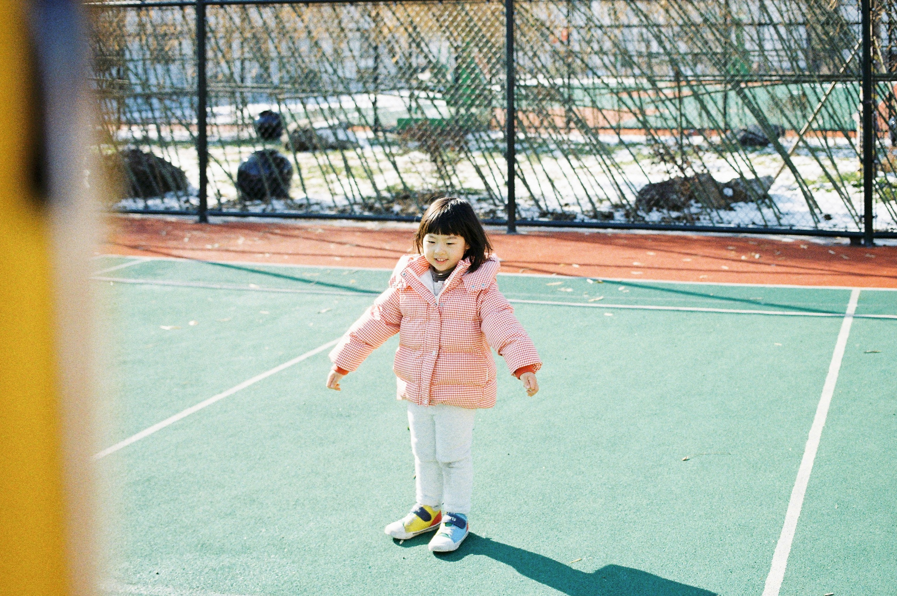 テニスコートに立っているピンクの長袖シャツと白いデニムのショート パンツの女性の写真 Unsplashで見つける人の無料写真