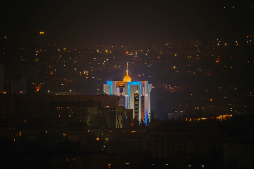 Weiße und goldene Kathedrale während der Nachtzeit