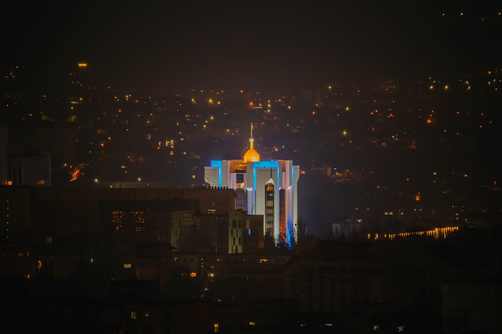 Cathédrale blanche et or pendant la nuit