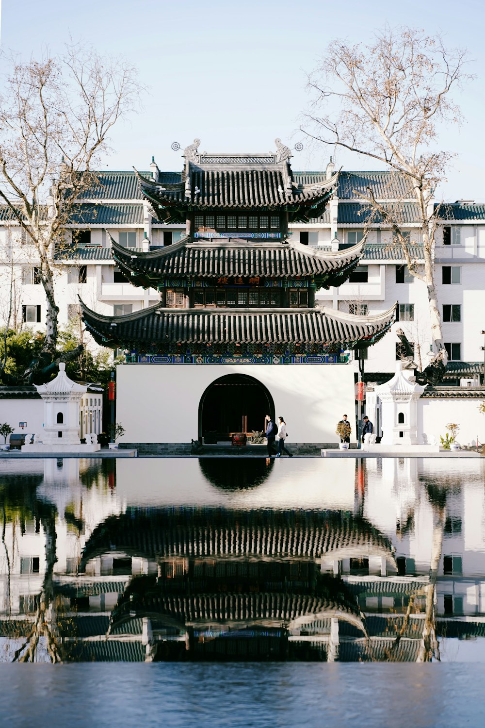 templo marrom e branco perto do corpo de água durante o dia