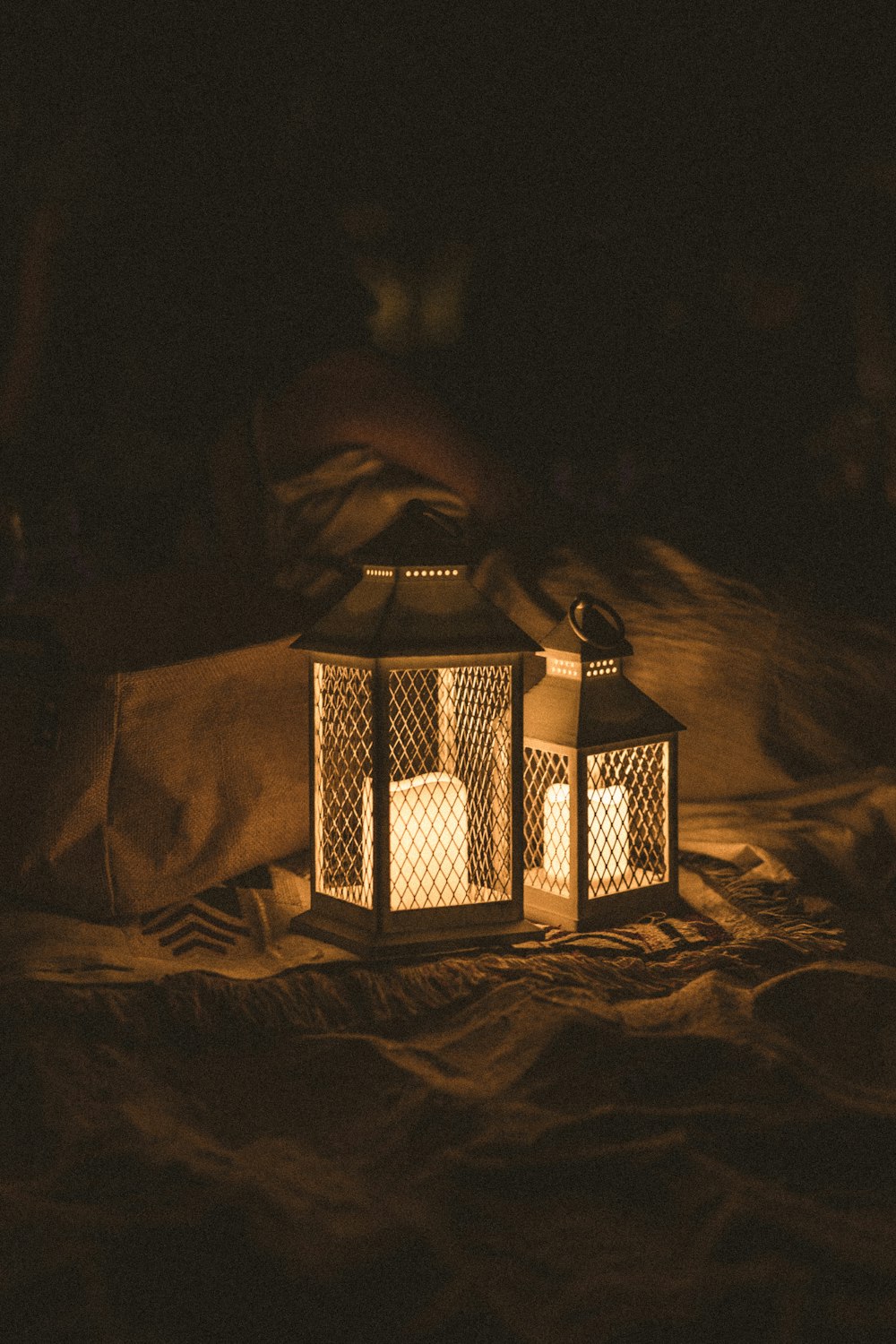 Lampe noir et blanc sur textile marron