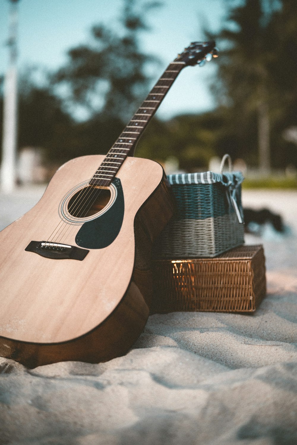 guitarra acústica marrom na mesa de madeira marrom