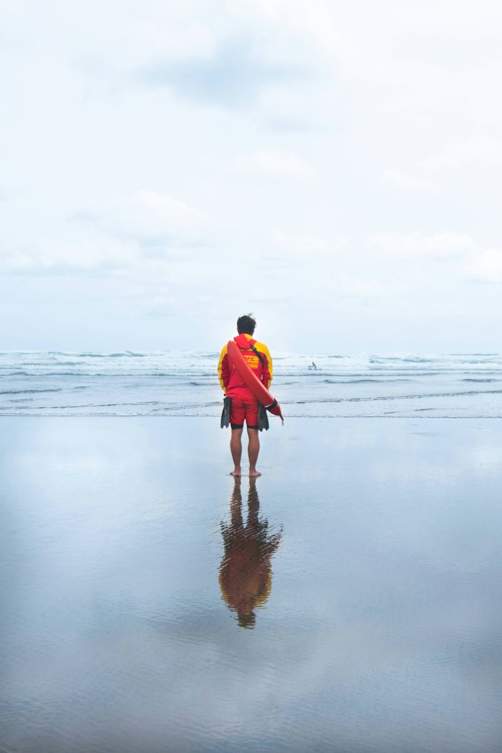 昼間、浜辺を歩く男女