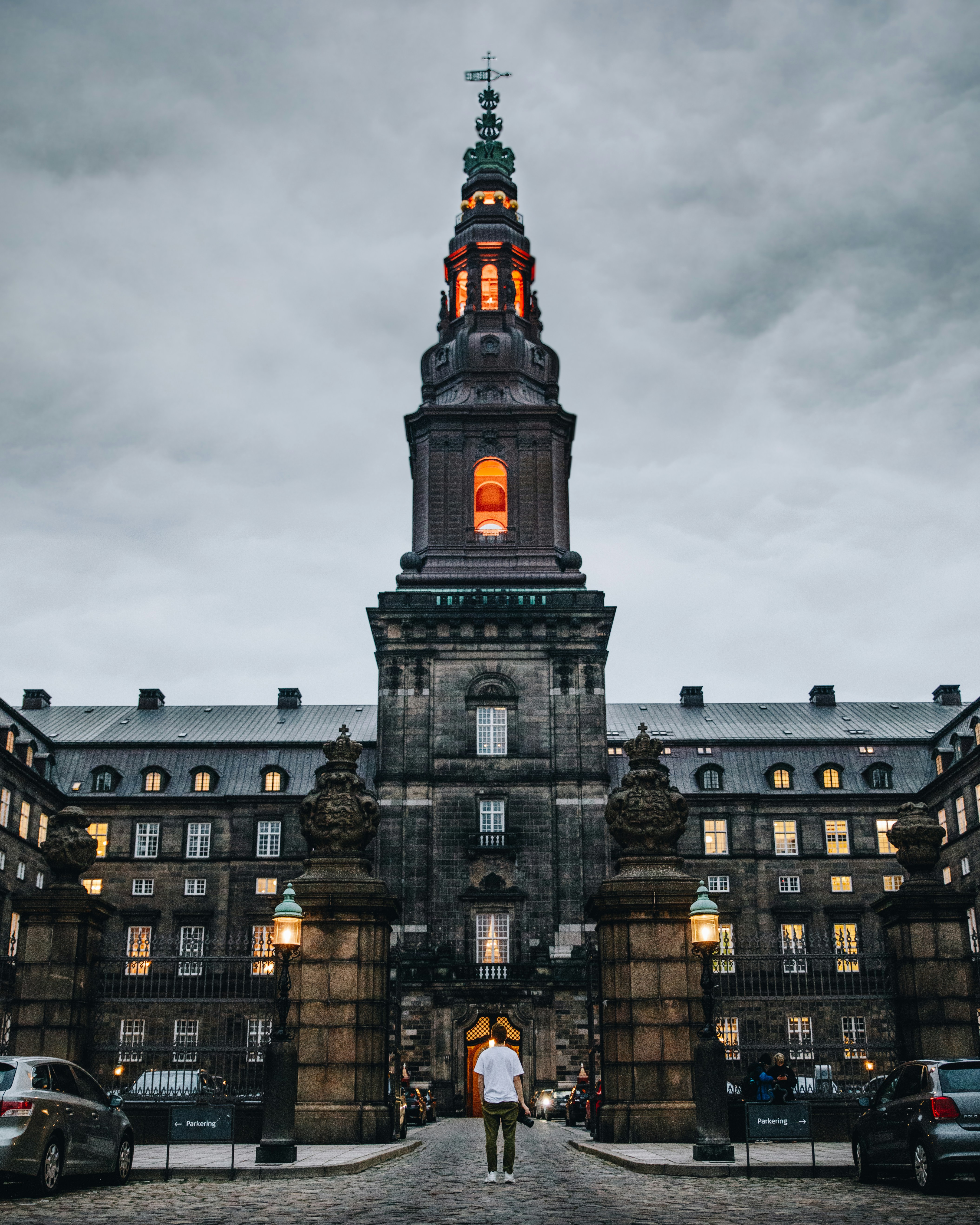 edifício de concreto marrom e preto sob o céu cinza