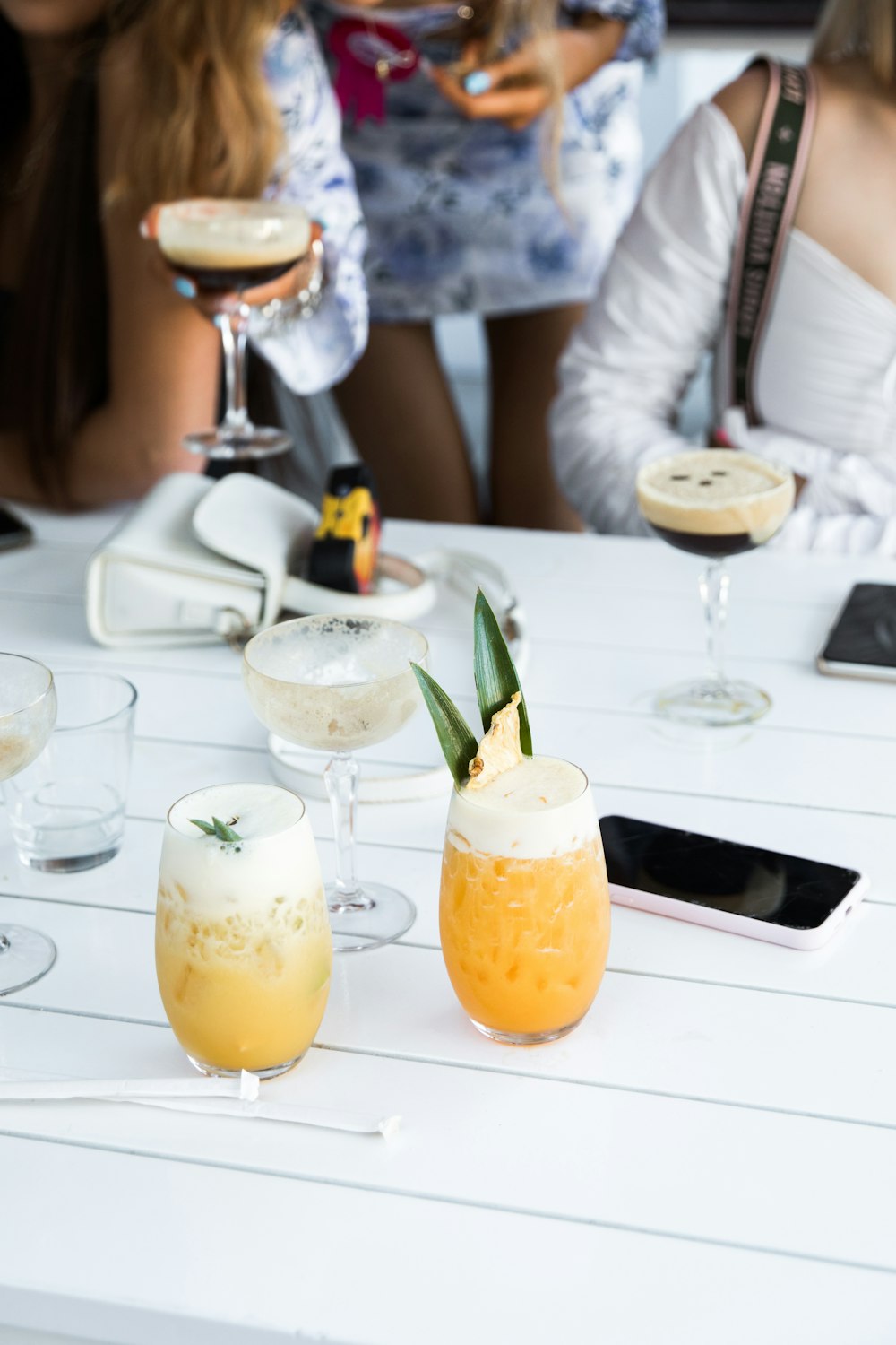 verre à boire transparent avec liquide jaune