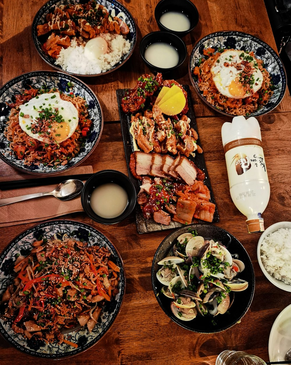 Alimentos cocinados en plato de cerámica azul