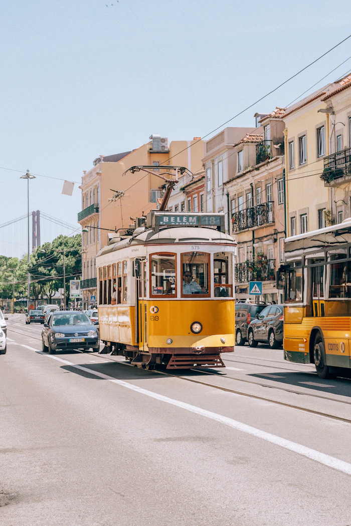 Tram jaune dans une rue de Lisbonne