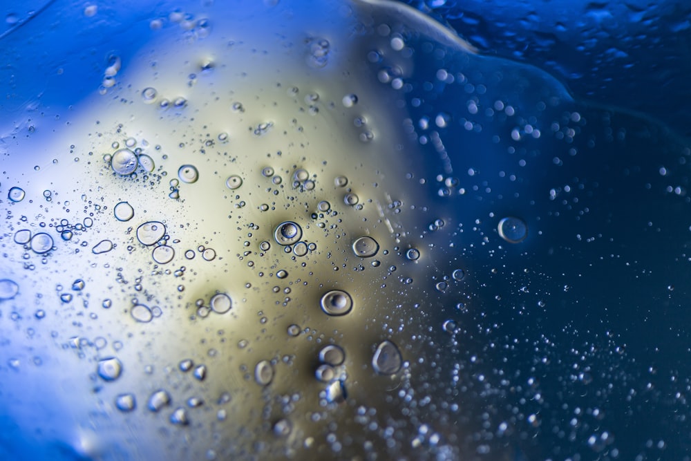 gouttelettes d’eau sur la surface du verre