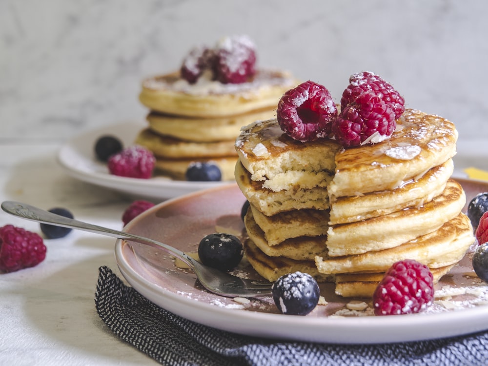 Crêpes aux fruits rouges sur assiette en céramique blanche