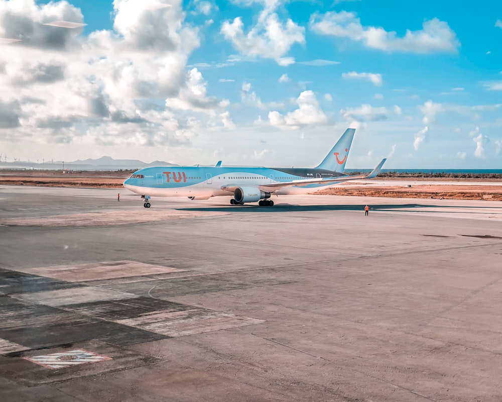 Avión blanco y azul en el aeropuerto durante el día