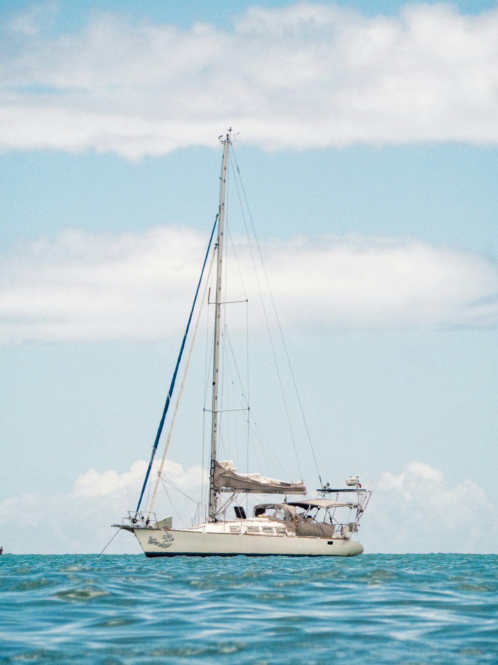 Voilier blanc sur la mer pendant la journée