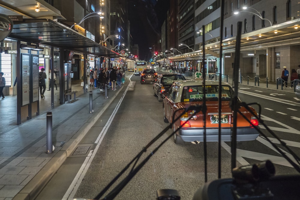 Autos auf der Straße während der Nachtzeit