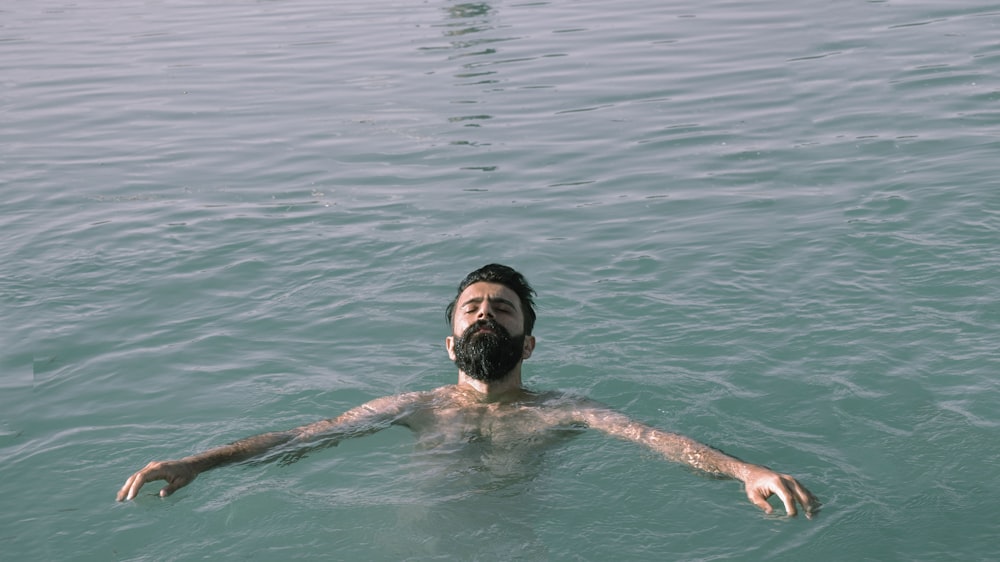 homme dans l’eau pendant la journée