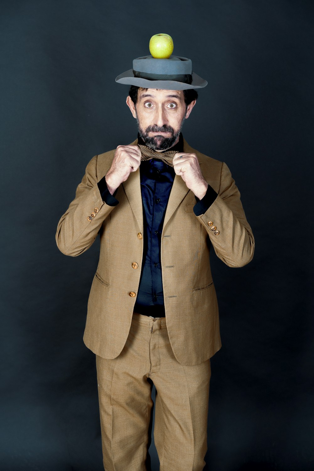 Hombre con abrigo marrón y corbata azul