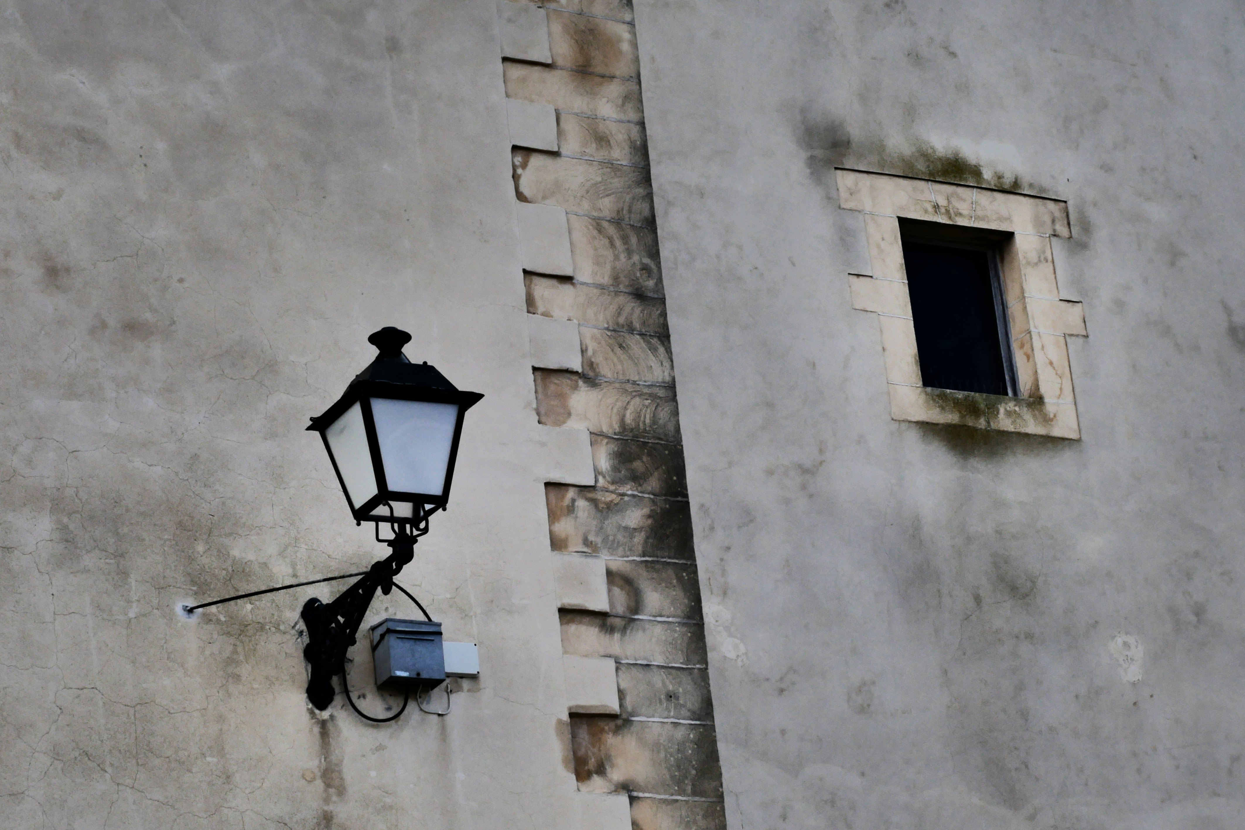 lampada applique nera su parete bianca