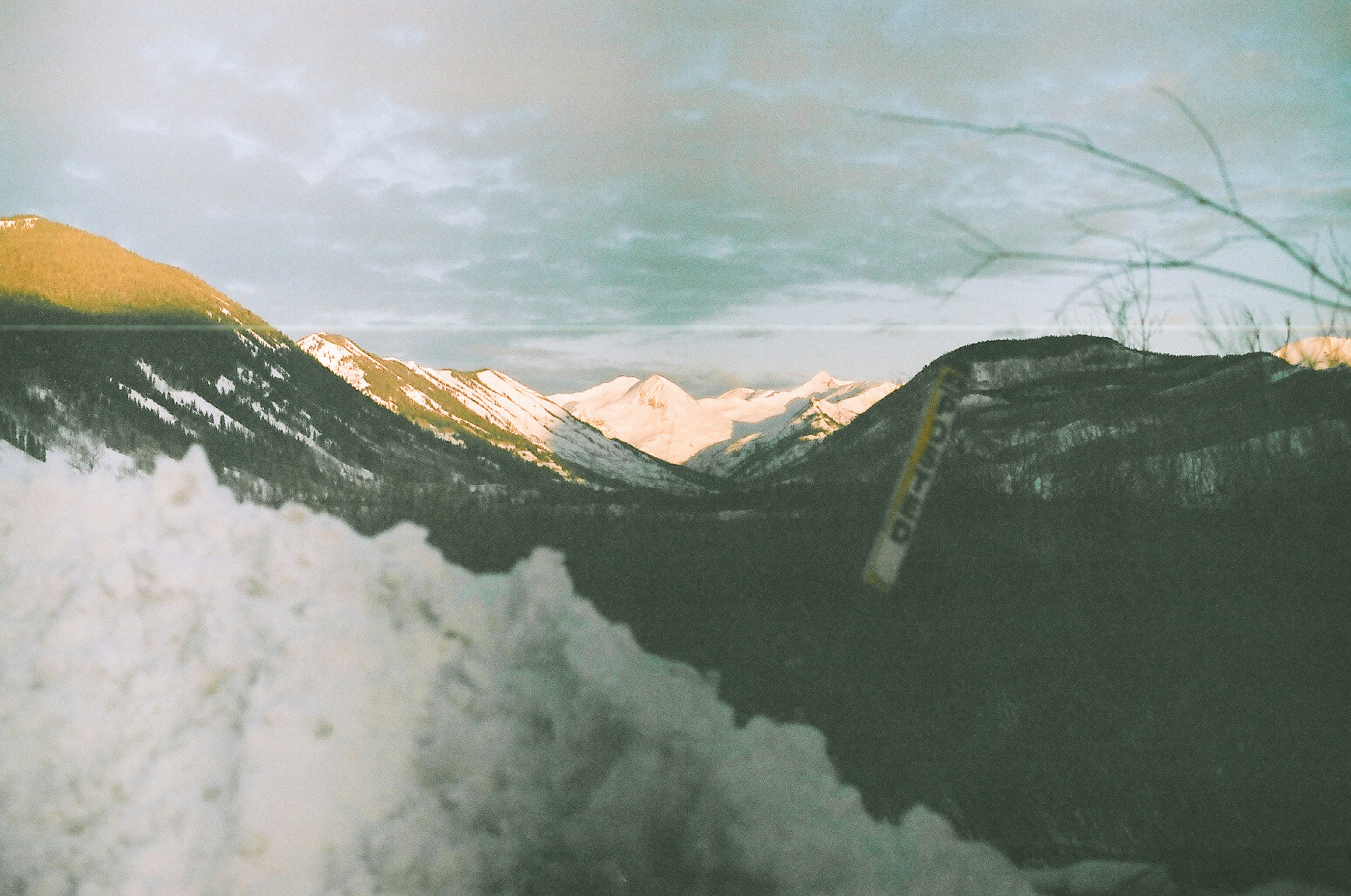 Un snowboarder fait un tour dans les airs