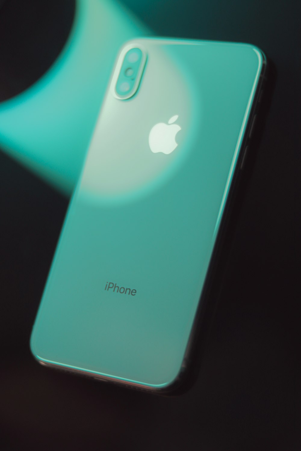 iPhone 5 C verde sobre superficie negra