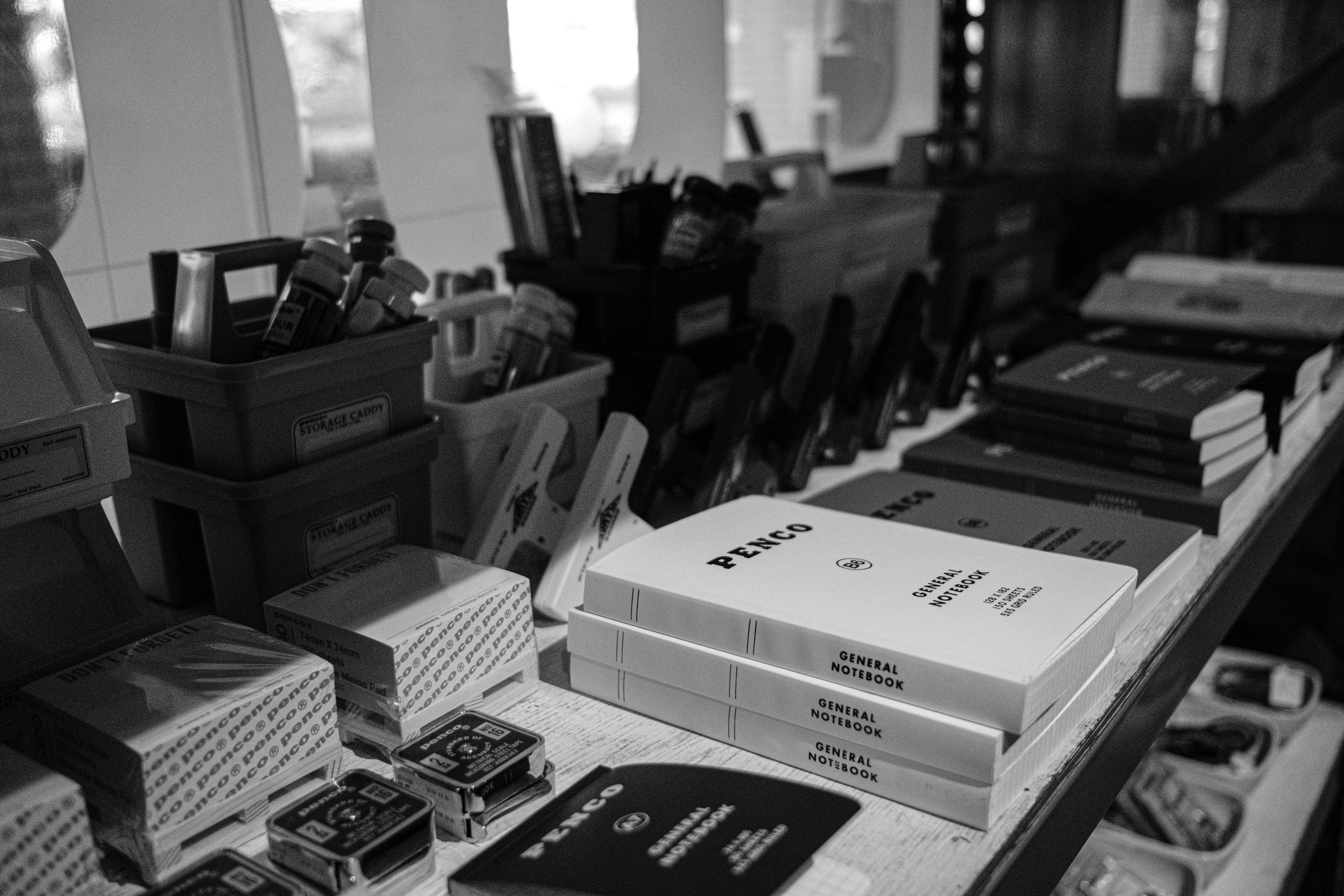 caja en blanco y negro sobre mesa en blanco y negro