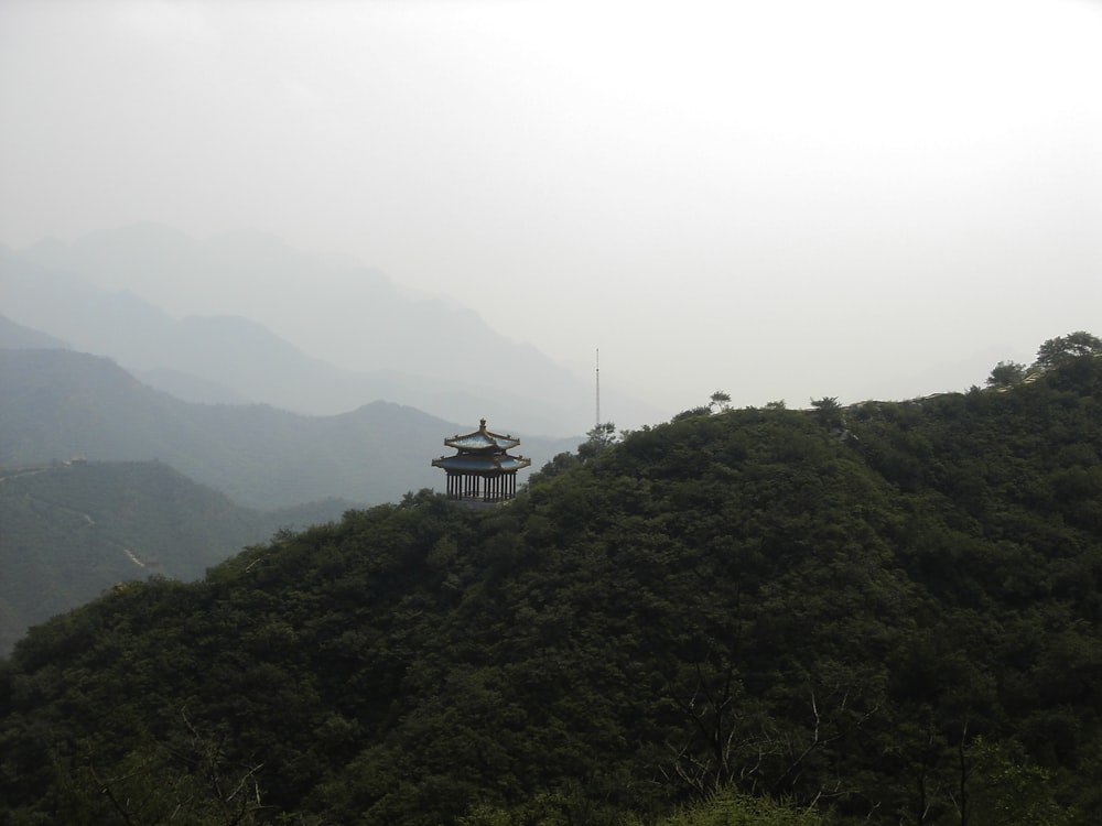torre blanca y negra en la cima de la montaña