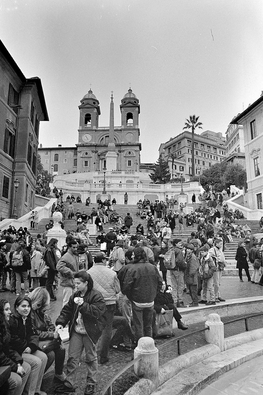 Foto en escala de grises de personas caminando por la calle