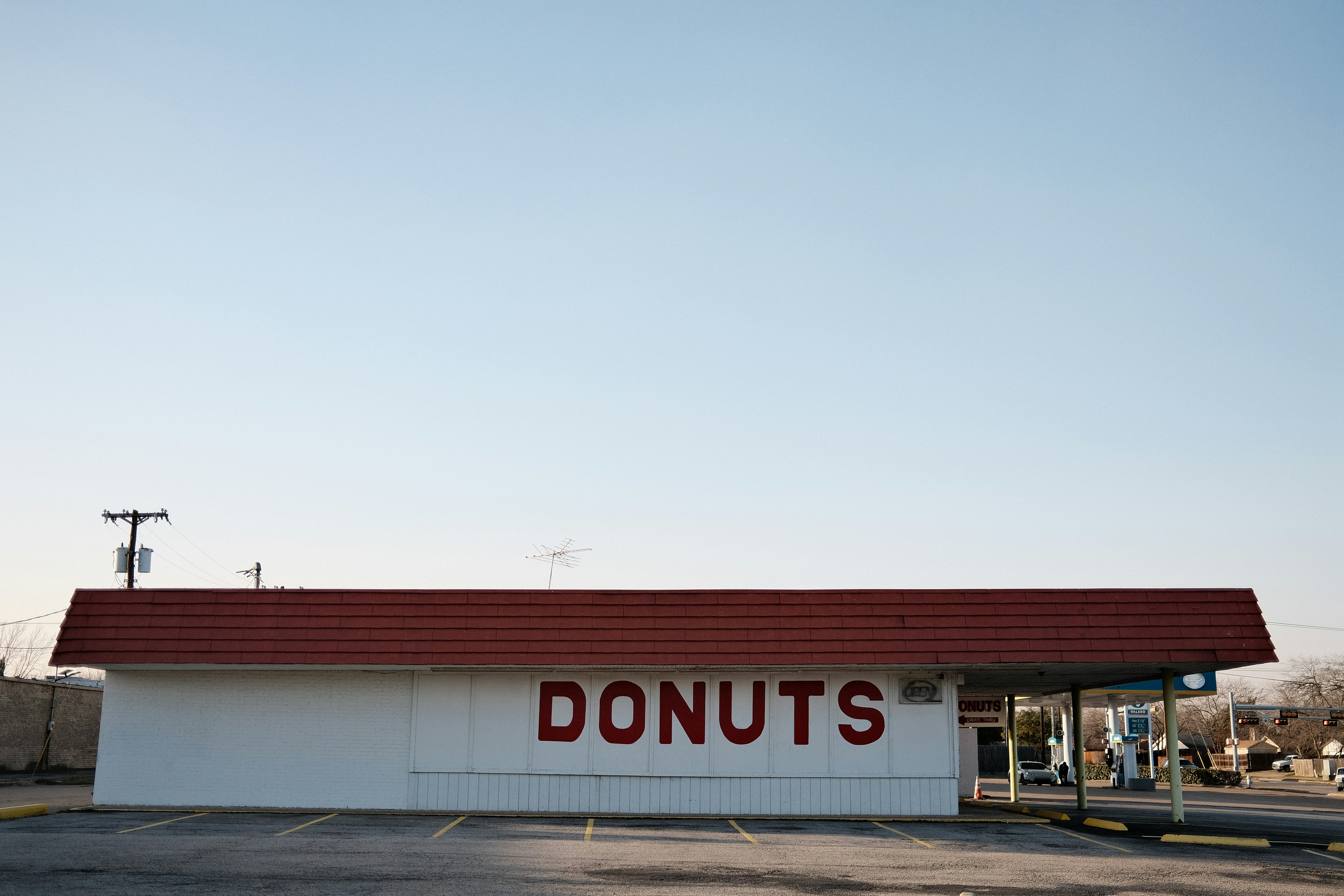 a donut shop sitting in a parking lot